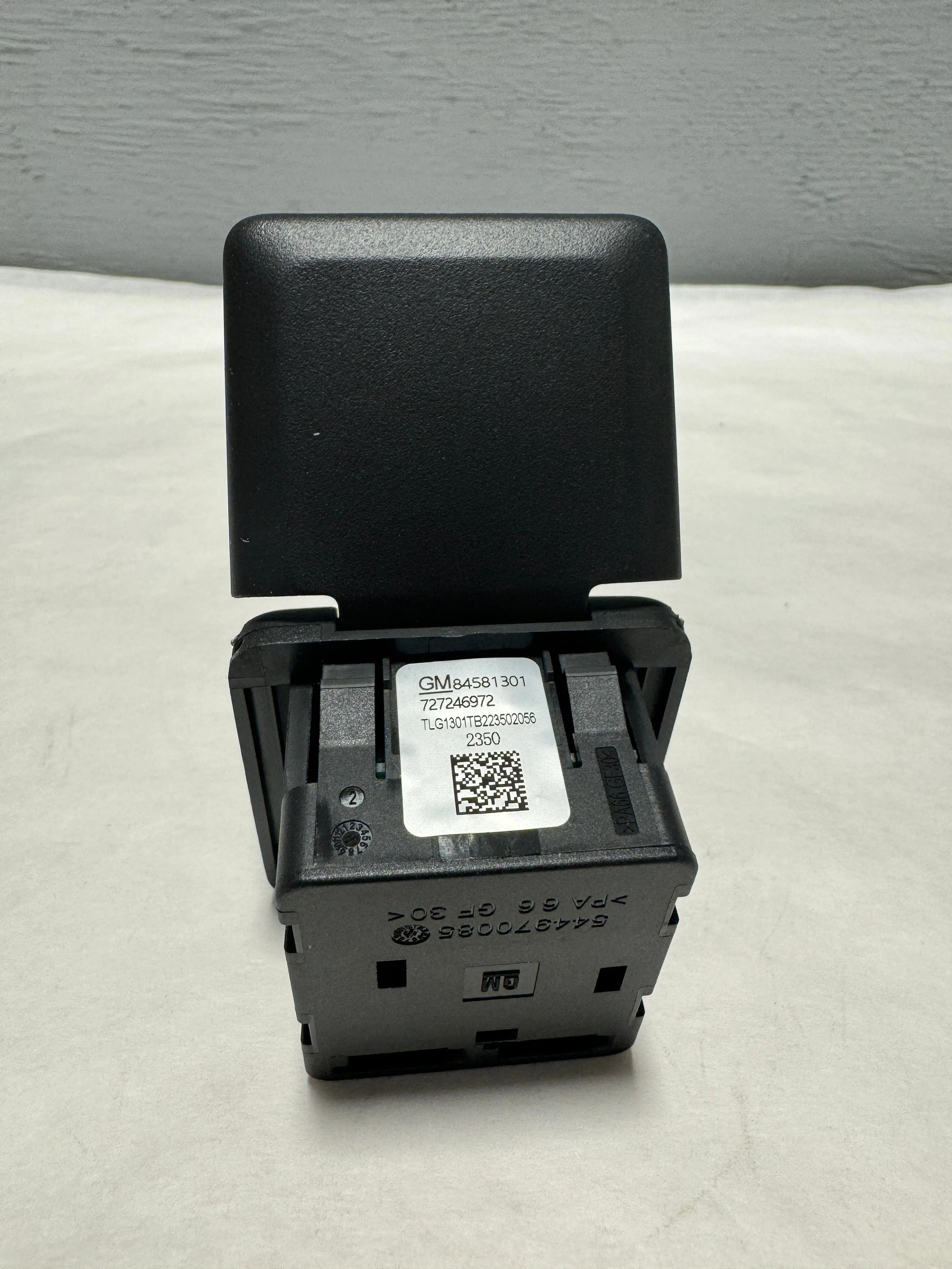 2020-2023 Silverado Sierra 2500 3500 120V Power Receptacle Plug OEM
